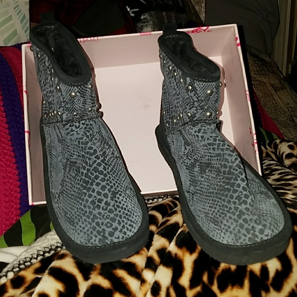 Mail day!!!Just showing my pink vs mukluks - Picture 3 of 8