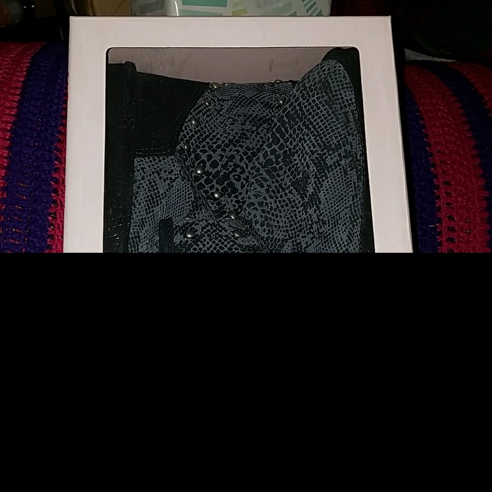 Mail day!!!Just showing my pink vs mukluks - Picture 8 of 8