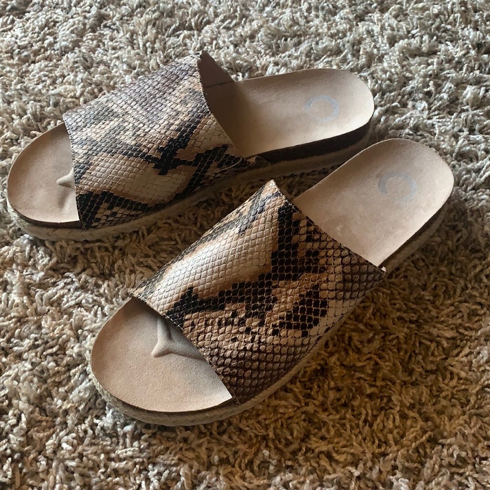 NWOT No brand snakeskin slide