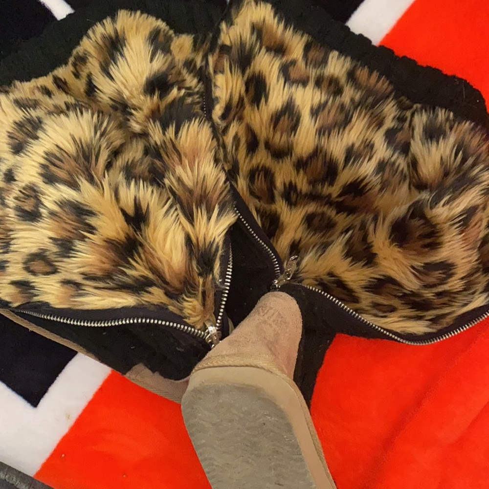 Medium/7-7.5 VSPINK MUKLUKS W/Cheetah fur🥰 - Picture 7 of 7
