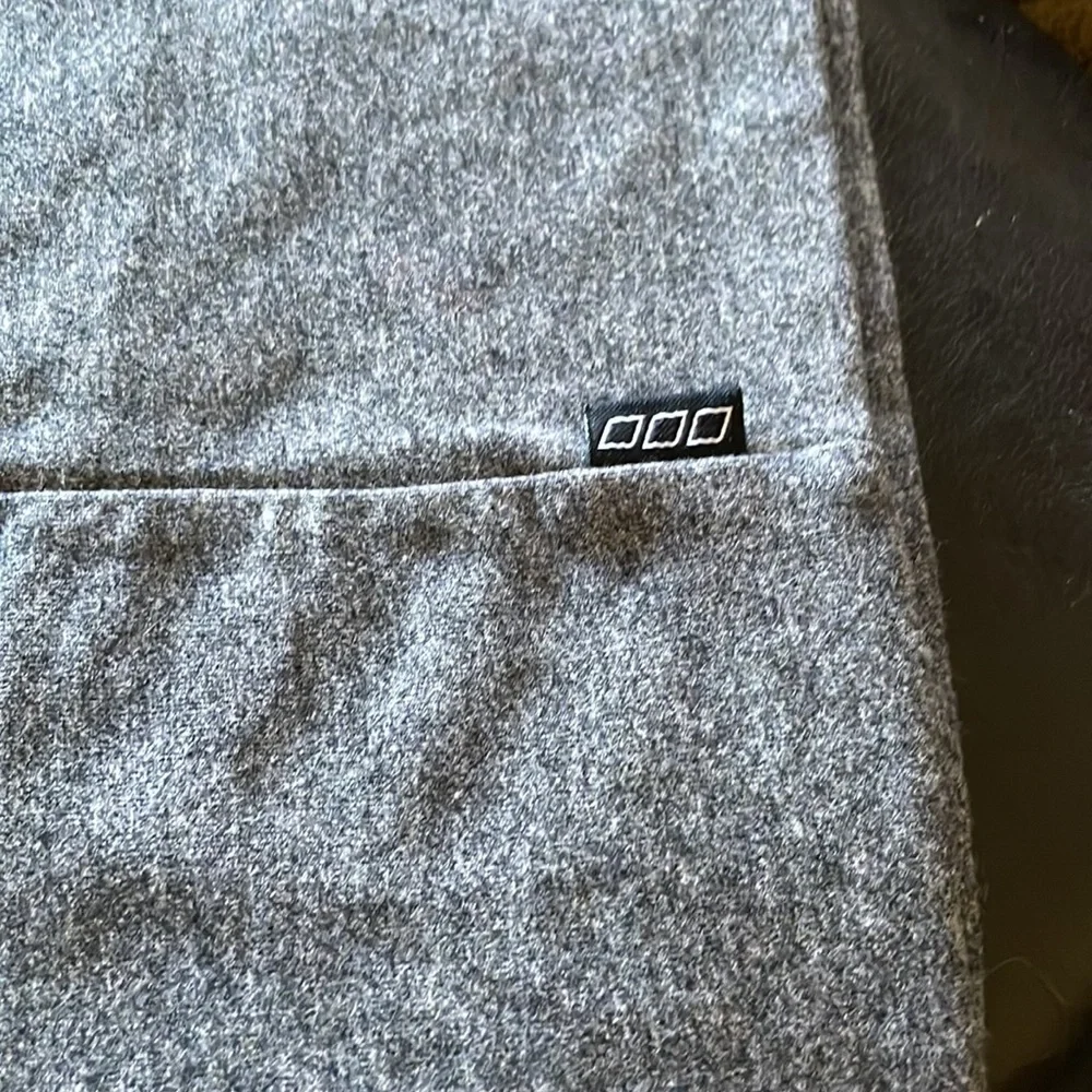 Lorna Jane charcoal grey infinity scarf - Picture 6 of 7