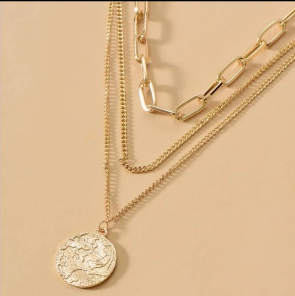 New🌎 Gold Tone Globe Layered Necklace Set