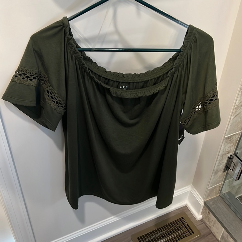 Women’s shirt size xl still has tags. Olive green euc