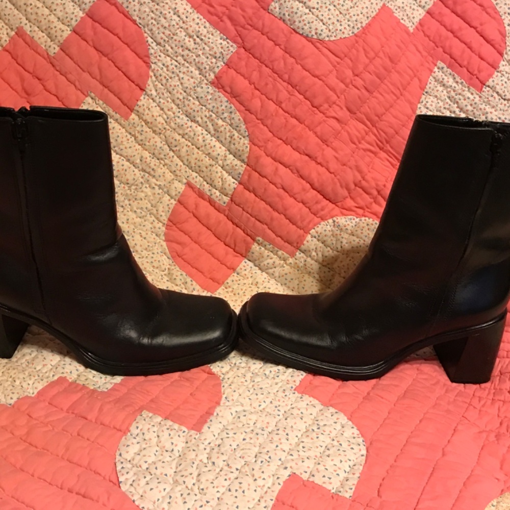 Black boots - Picture 3 of 11
