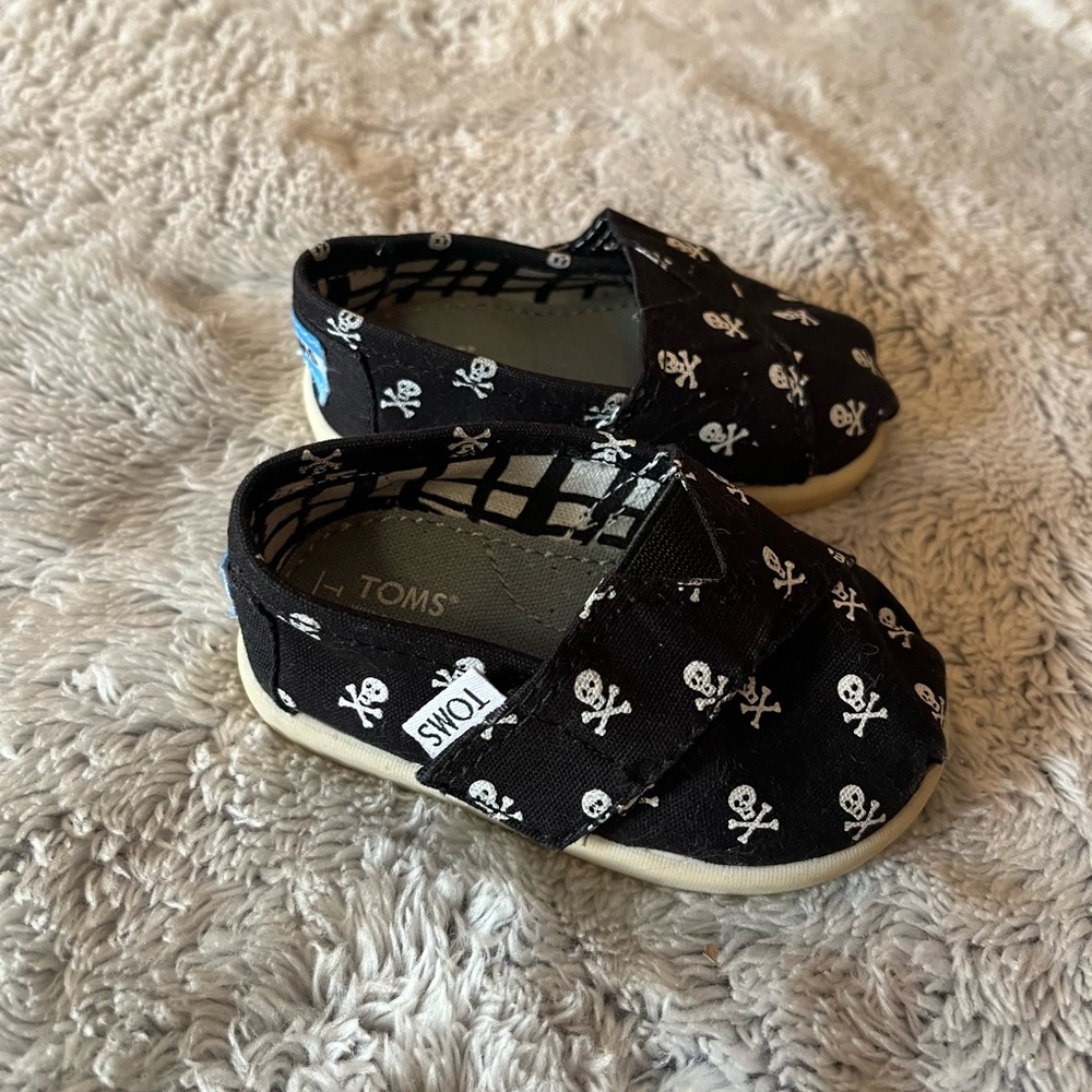 Toms black skull crossbones shoes Toddler size 2 - Picture 2 of 5