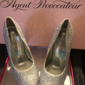 PROM SHOES!!! Beautiful daffodil Red bottoms, Size 6!