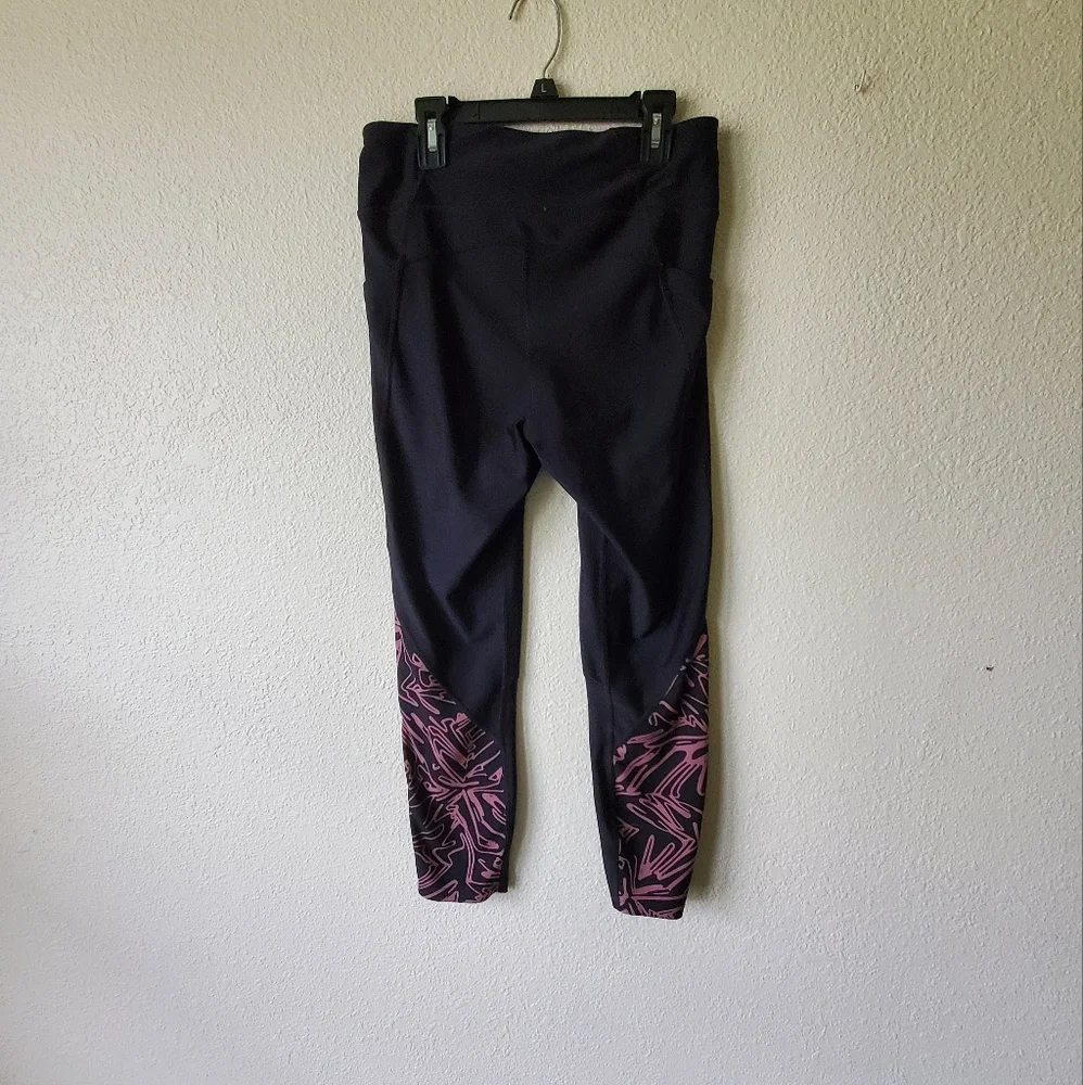 Women's medium Under Armour athletic leggings - Picture 3 of 4