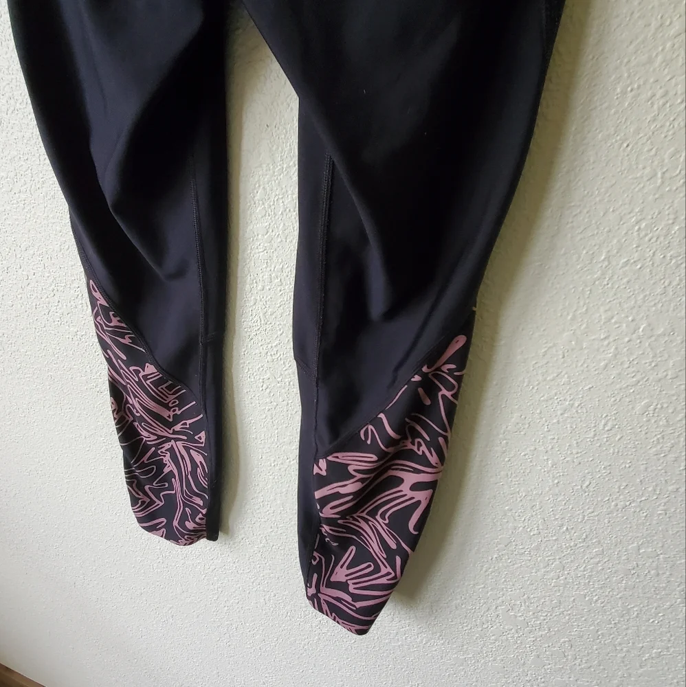 Women's medium Under Armour athletic leggings - Picture 4 of 4