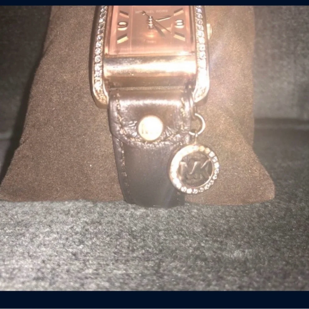 Michael Kors Calfskin leather watch - Picture 3 of 8