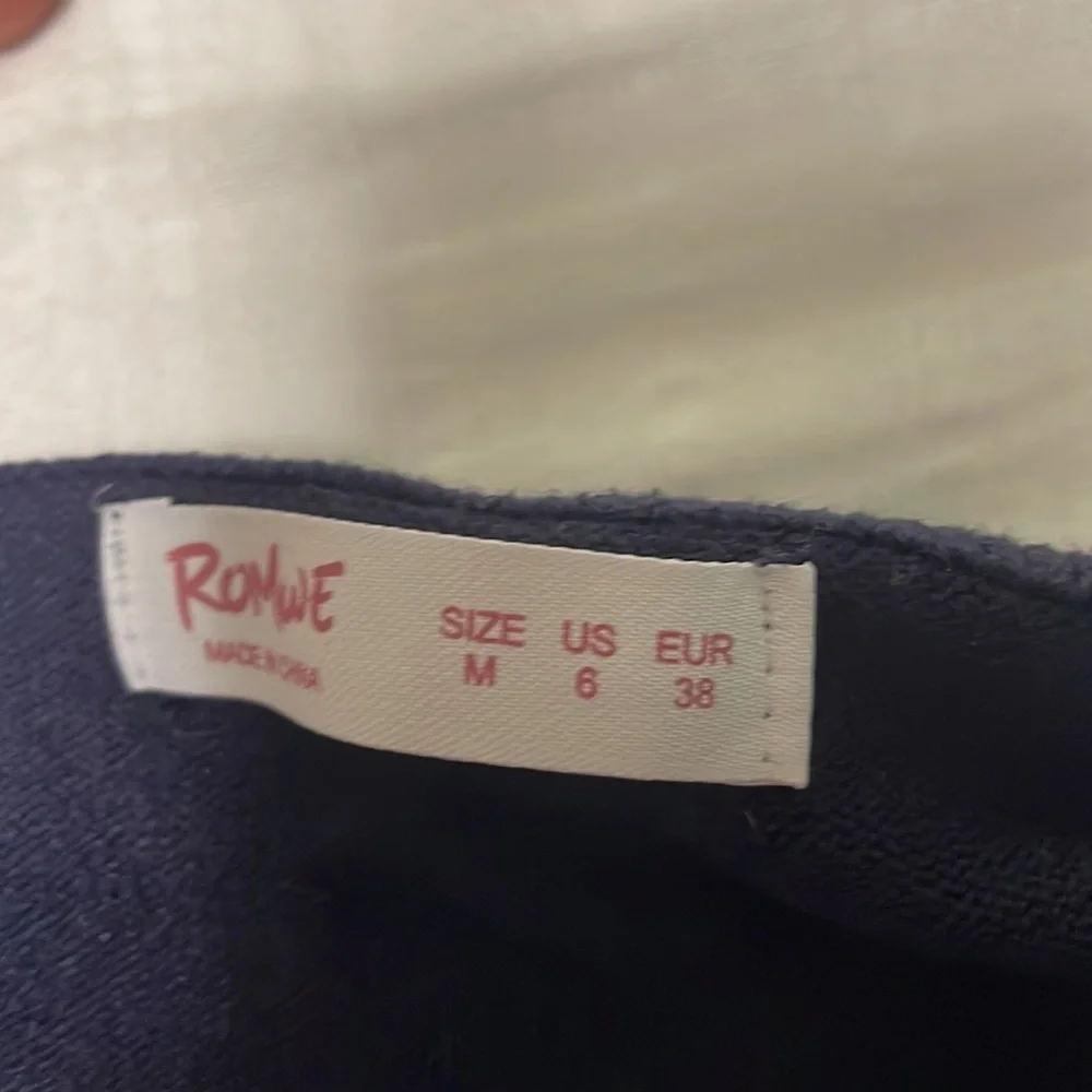 AESTHETIC BLUE CROPPED V-NECK SWEATER - Picture 4 of 5