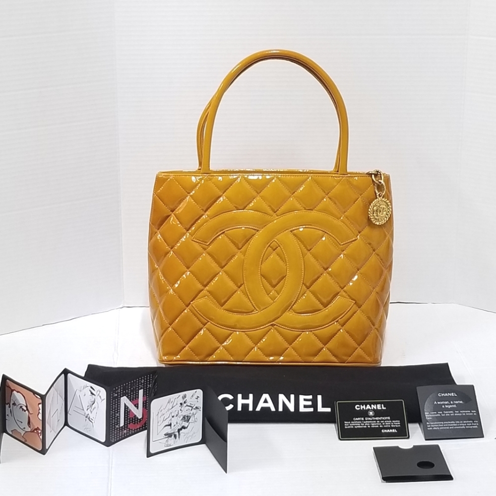Gorgeous Vintage CHANEL Medallion Tote handbag in Enamel Yellow Gold Hardware