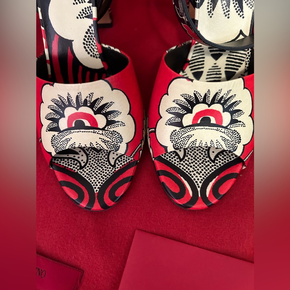 Valentino Sandals - Picture 3 of 8