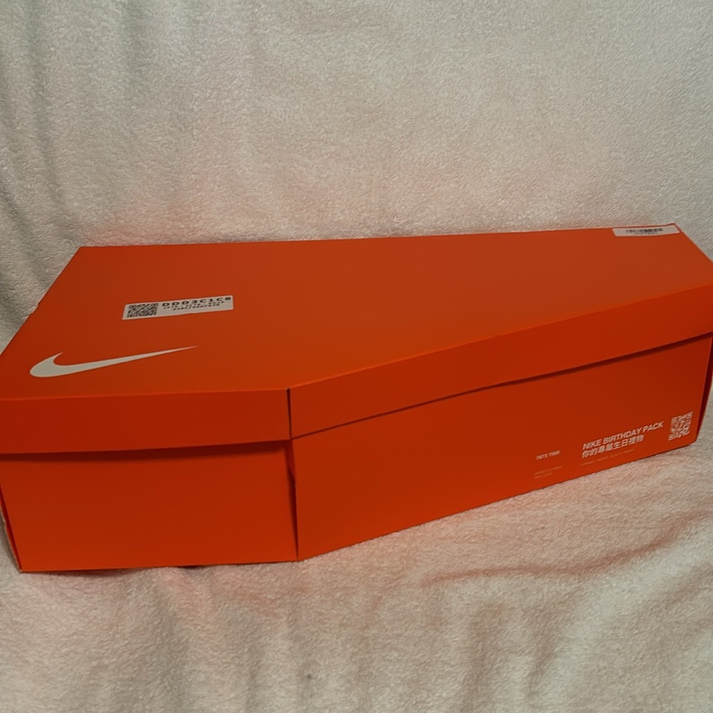 Nike Pillow Not Available In The United States . Only Available Overseas. - Picture 6 of 6