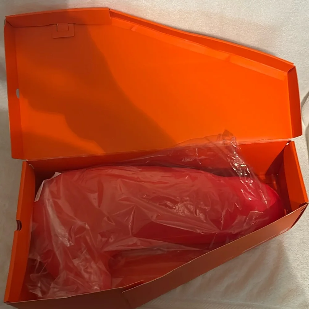 Nike Pillow Not Available In The United States . Only Available Overseas. - Picture 1 of 6