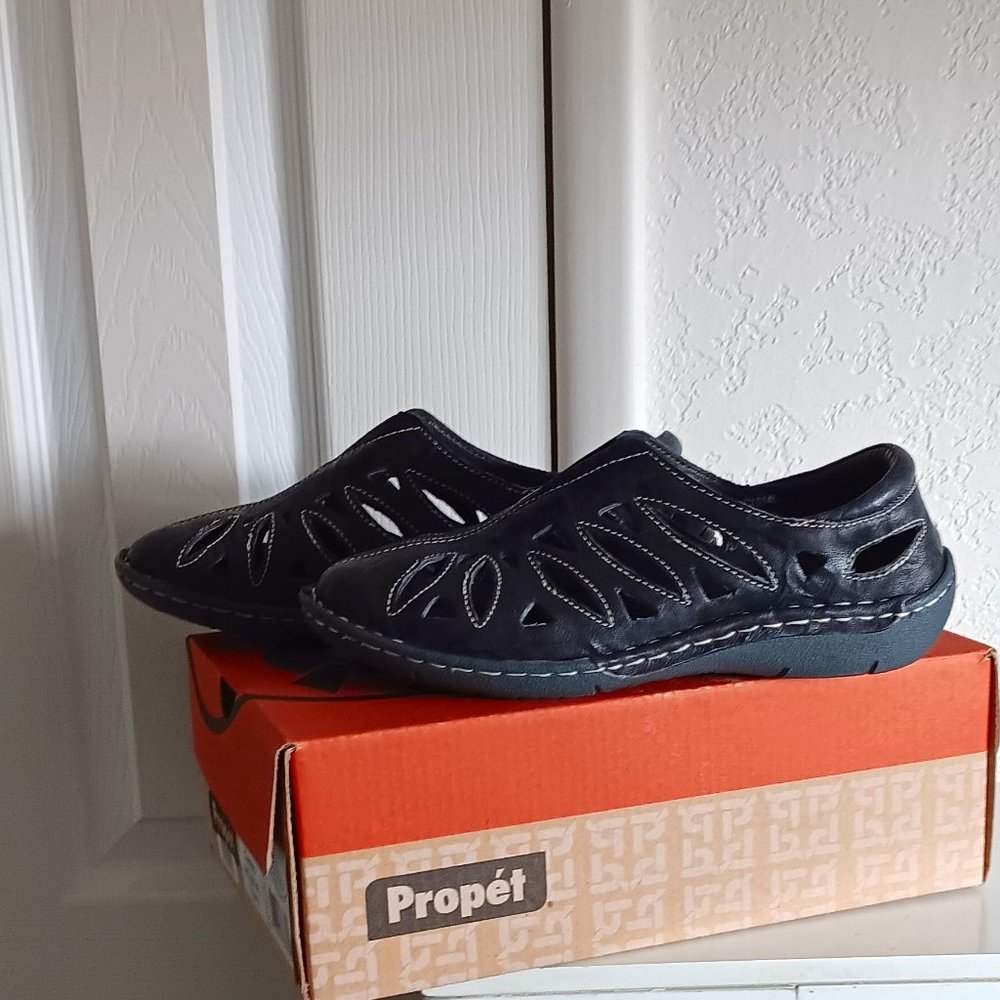 NEW In Box   Womens PROPET Navy Shoe with Cutouts.