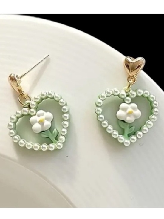 Jewelry - Cottage Core Flower Pearl Heart Gold Toned Stud Earrings