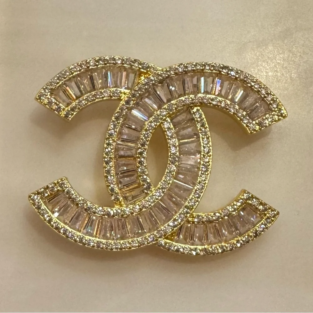 Chanel pin and brooches - Picture 1 of 5