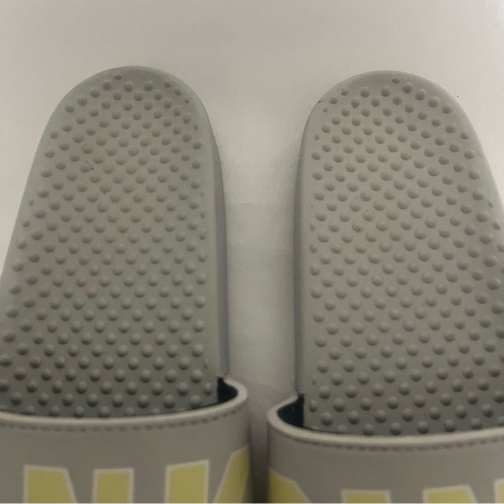 Victoria’s Secret Pink Slides - Picture 2 of 5