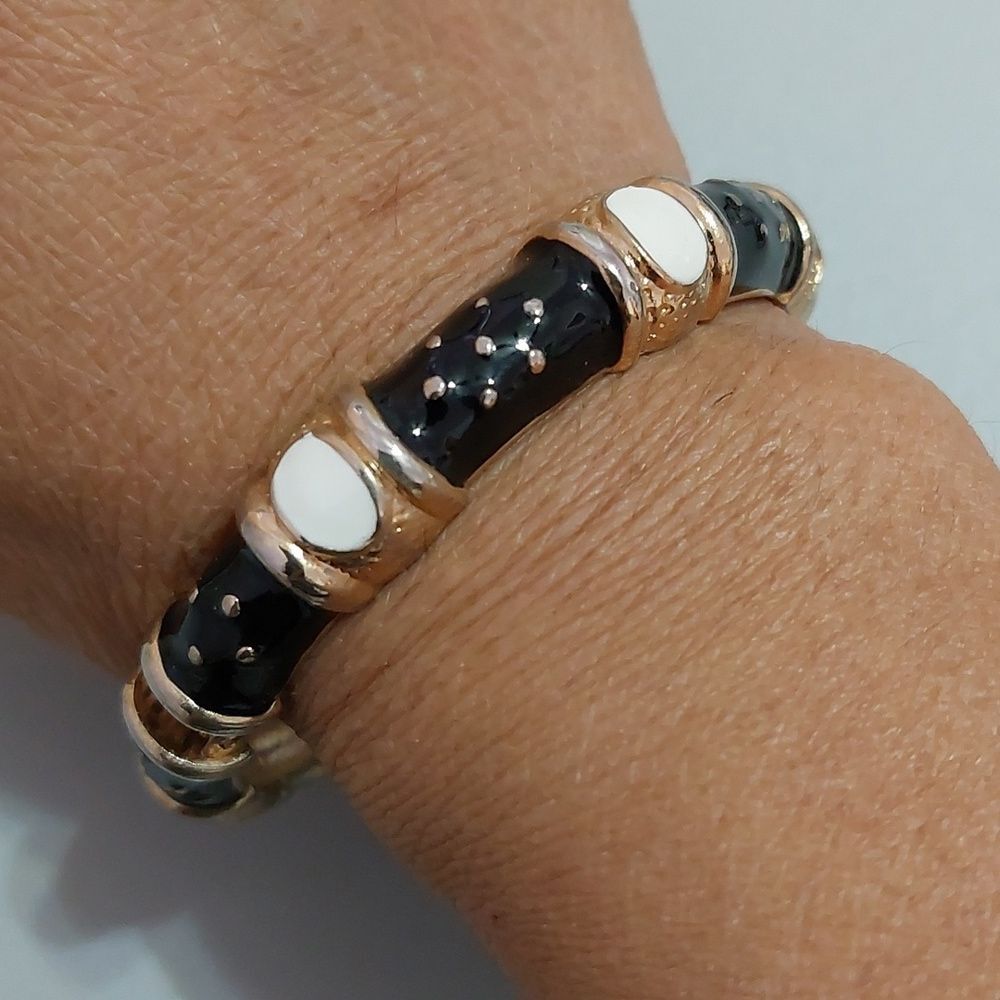 Vintage Black White Enameled Gold Tong Tone Hinged Bangle Bracelet