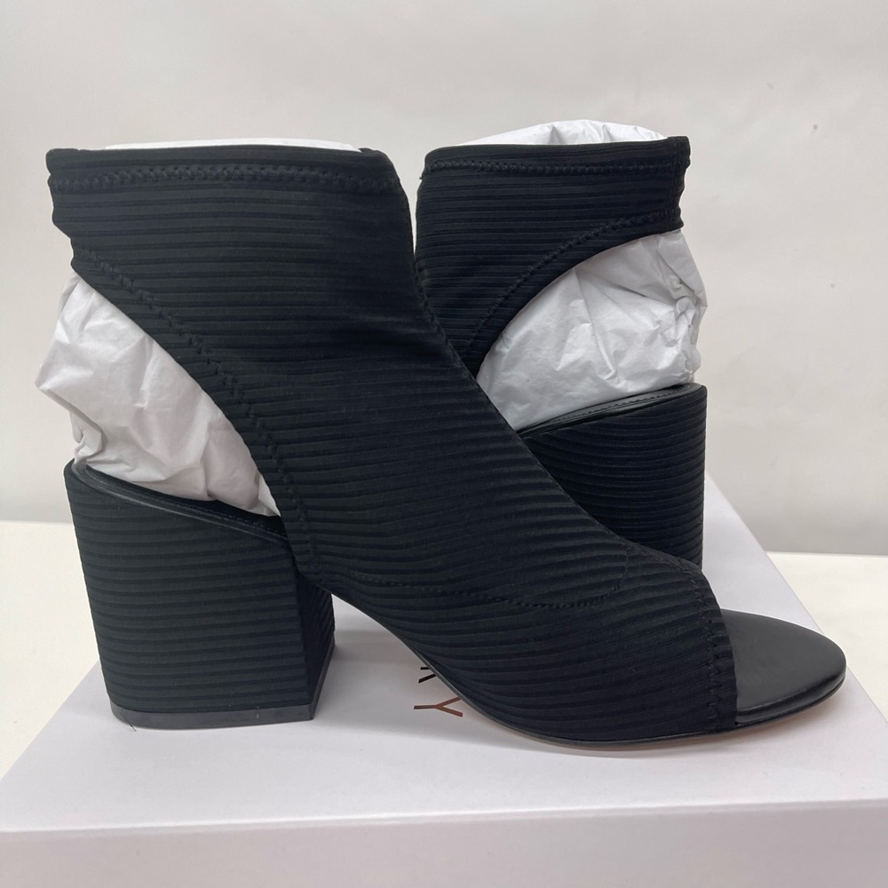 Katy Perry Black Heeled Shoes - Picture 8 of 9