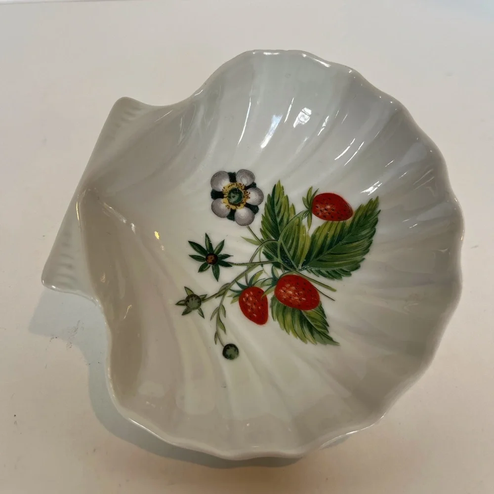 Vintage ‘Porcelaine de Paris Fruits Sauvages’ Shell-Shaped Dish - Picture 2 of 11