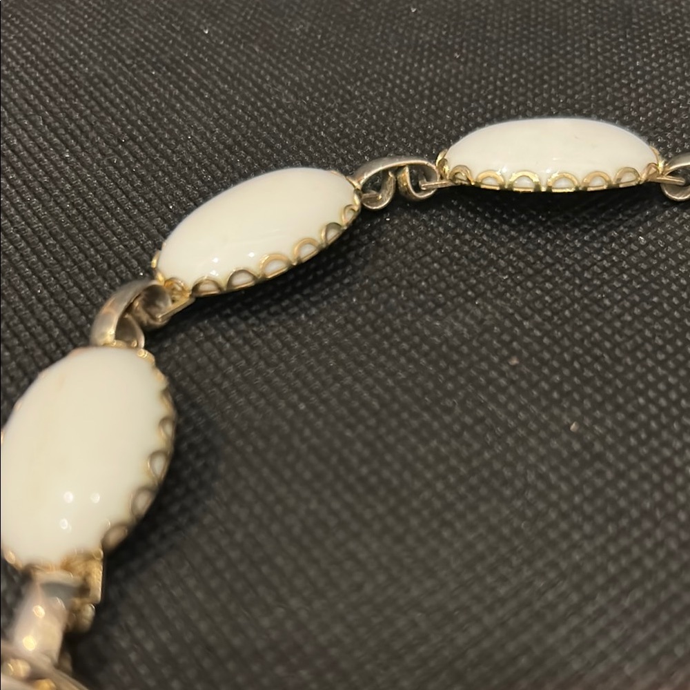 Elegant White Bracelet (D2) - Picture 3 of 3