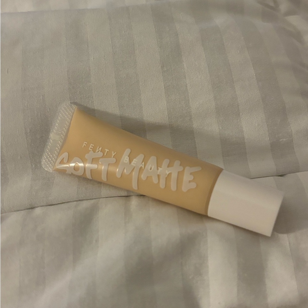 NWOT FENTY BEAUTY by Rihanna Pro Filt'r Mini Soft Matte Longwear Foundation #140 - Picture 2 of 3