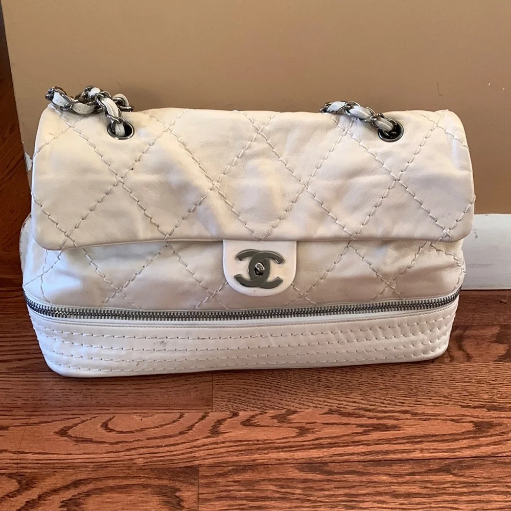 CHANEL Quilted White Shoulder Bag - Picture 1 of 11