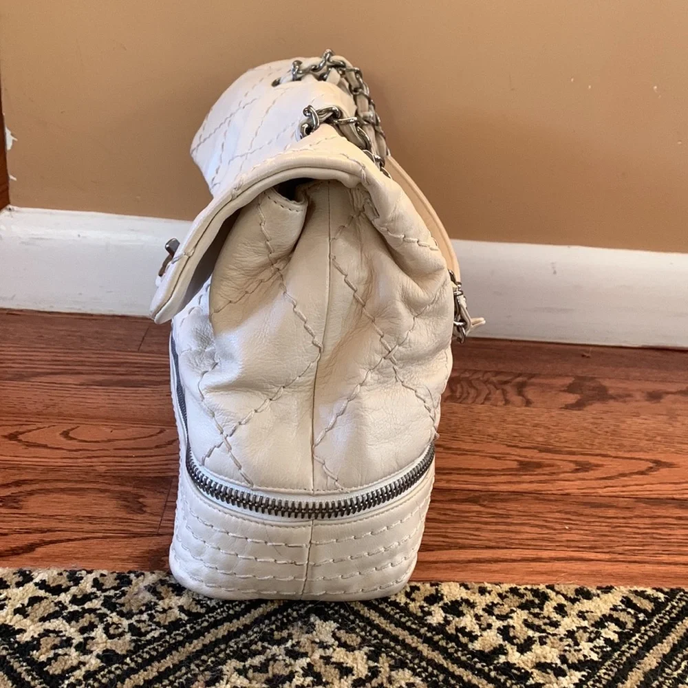 CHANEL Quilted White Shoulder Bag - Picture 2 of 11