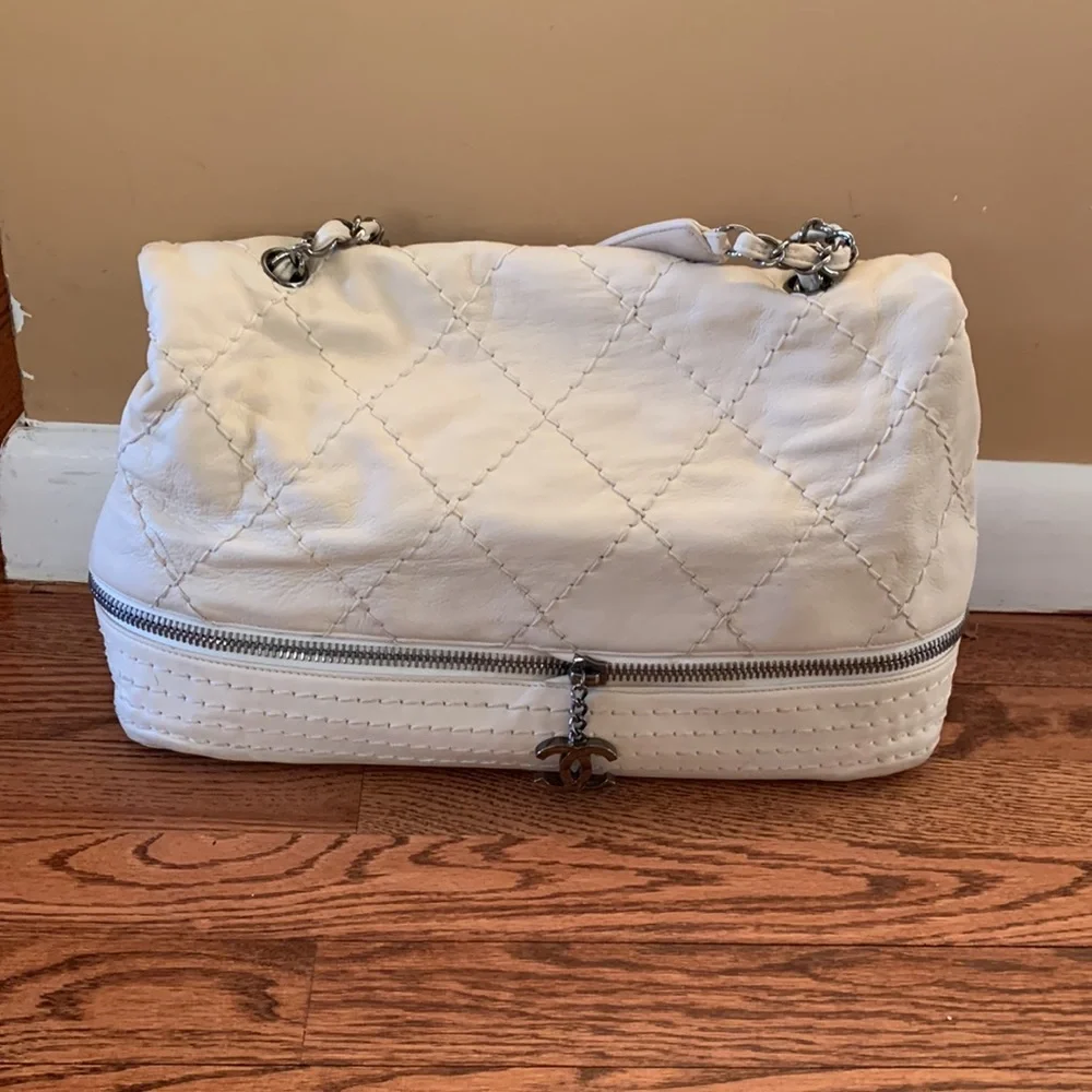 CHANEL Quilted White Shoulder Bag - Picture 3 of 11
