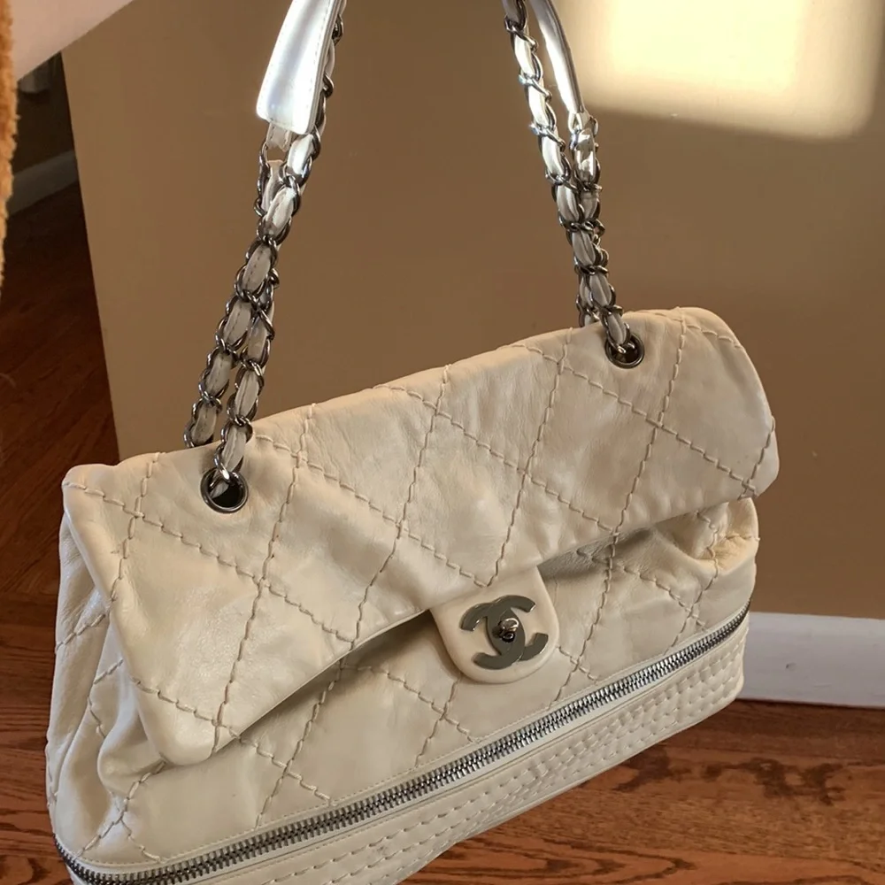 CHANEL Quilted White Shoulder Bag - Picture 9 of 11