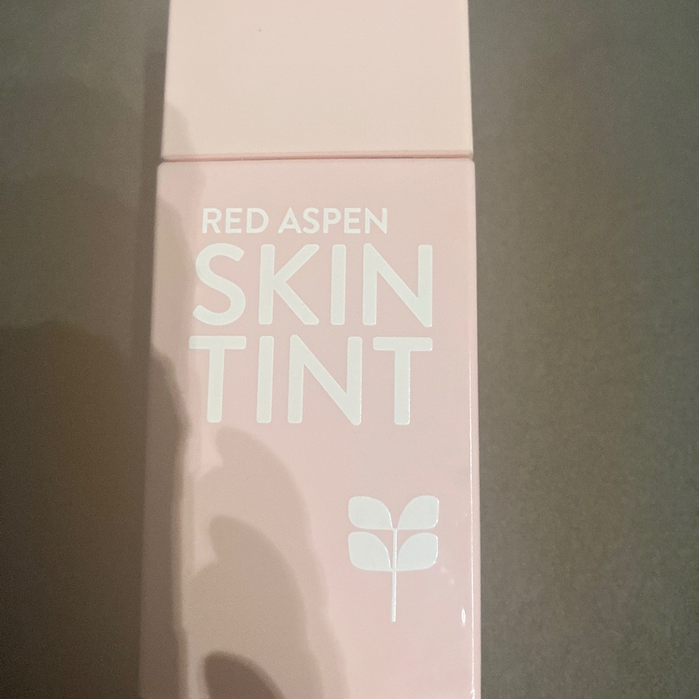 NWT Red Aspen Skin Tint Concealer