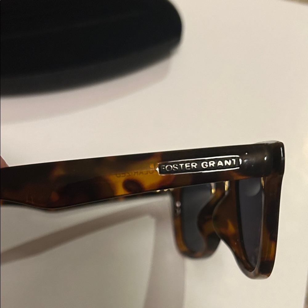 Foster Grant Tortoise Shell Sunglasses with Black Case - Picture 2 of 6