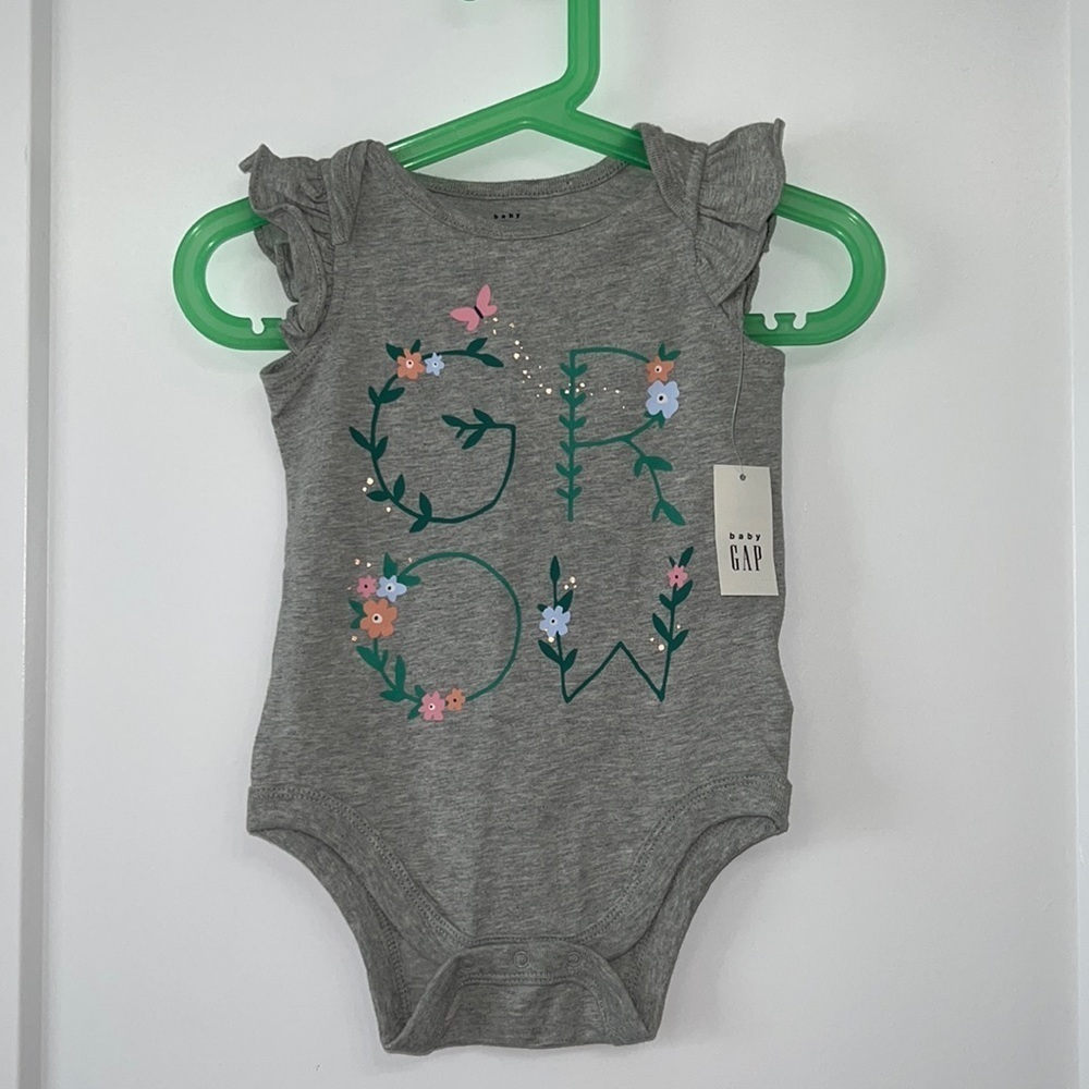 NEW BABY GAP GREY ONSIE 6-12 months.