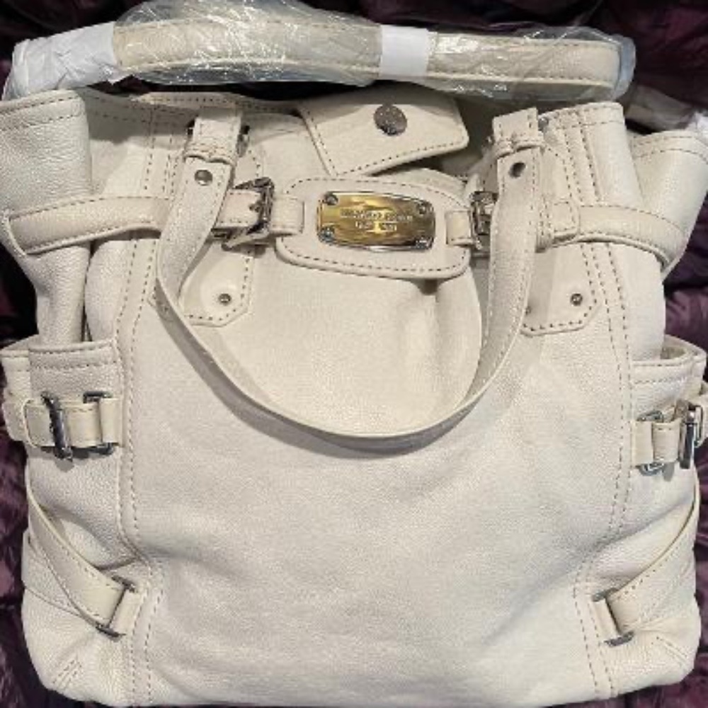 MAKE AN OFFER !!! Michael Kors Brand New (NWT) Leather Shoulder Bag Color: Bone