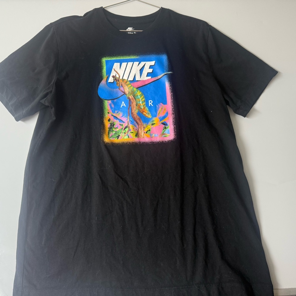 Nike Vibrant Chameleon Art on Black - Picture 5 of 5