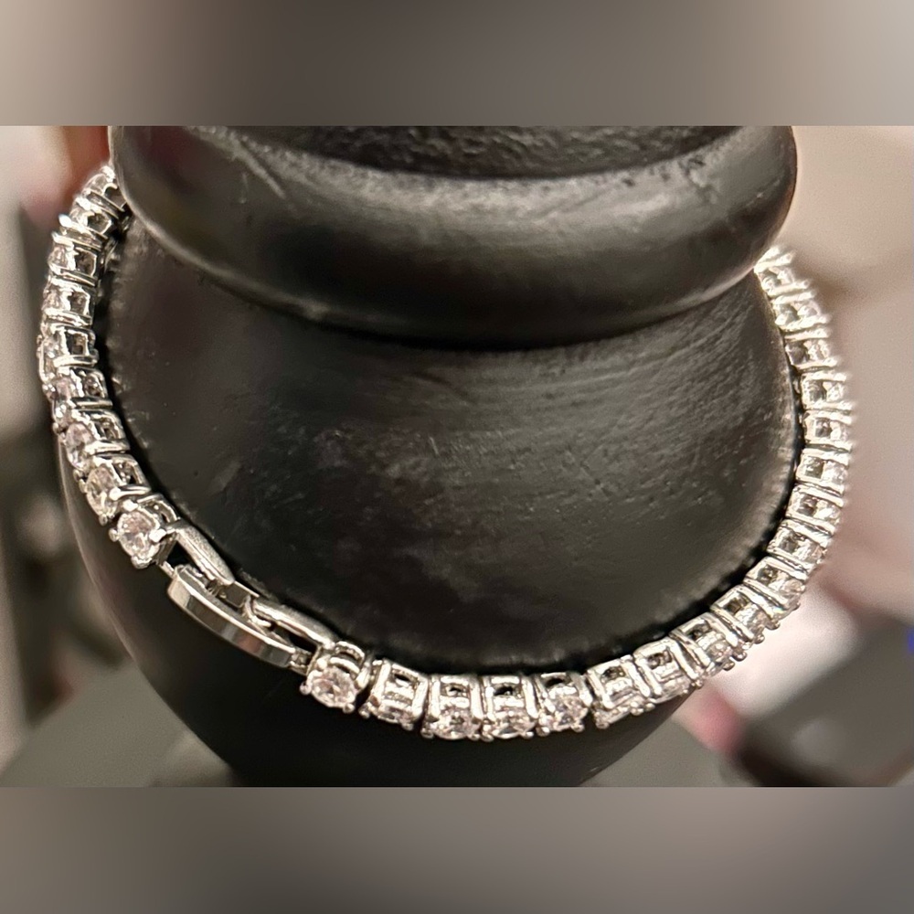 Swarwoski Crystal Bracelet with clasp H16 - Picture 2 of 4