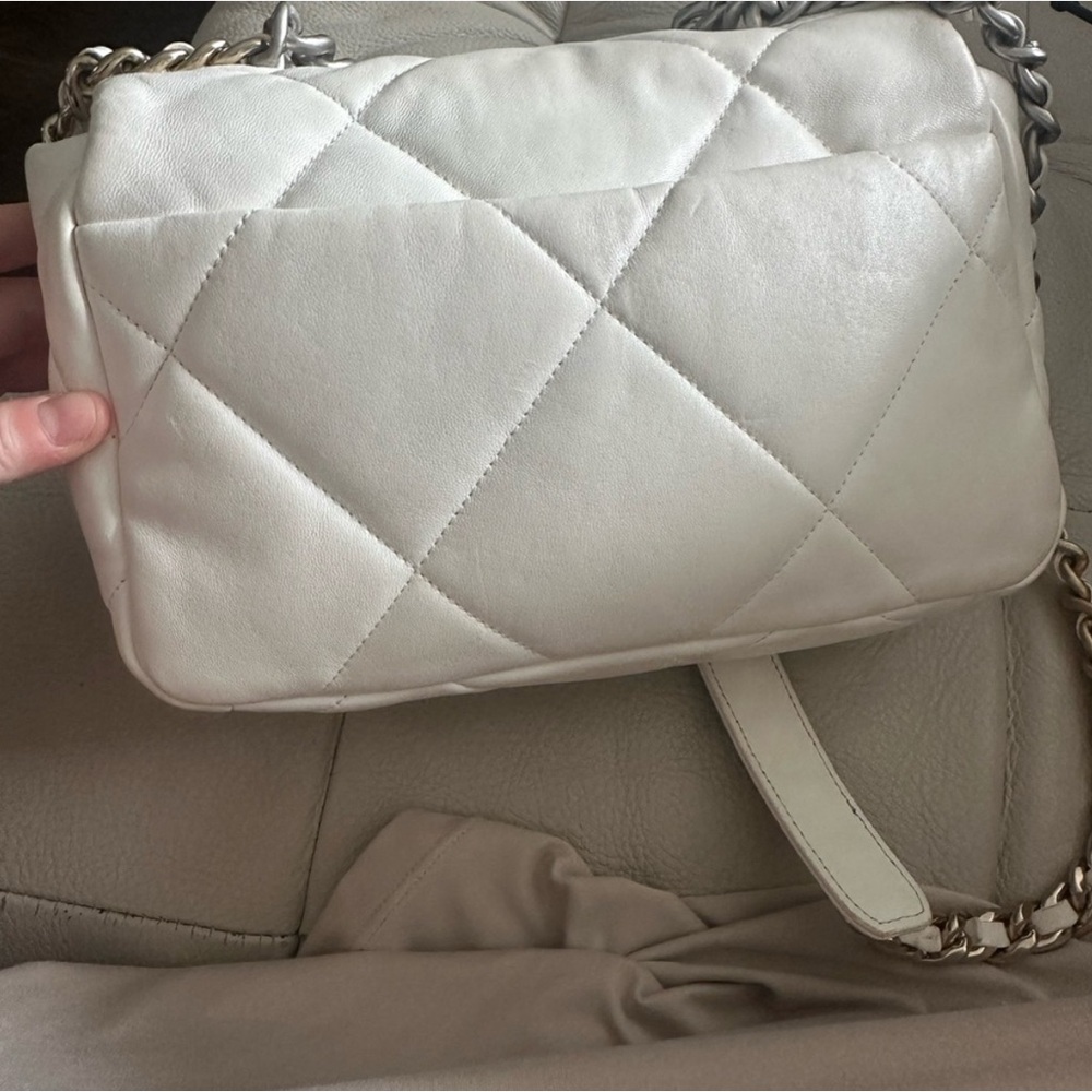 Chanel White Quilted Leather Bag - Picture 4 of 9