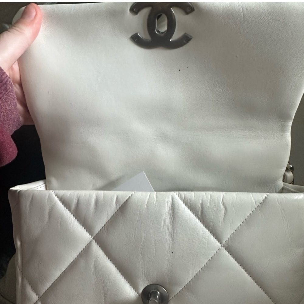 Chanel White Quilted Leather Bag - Picture 7 of 9