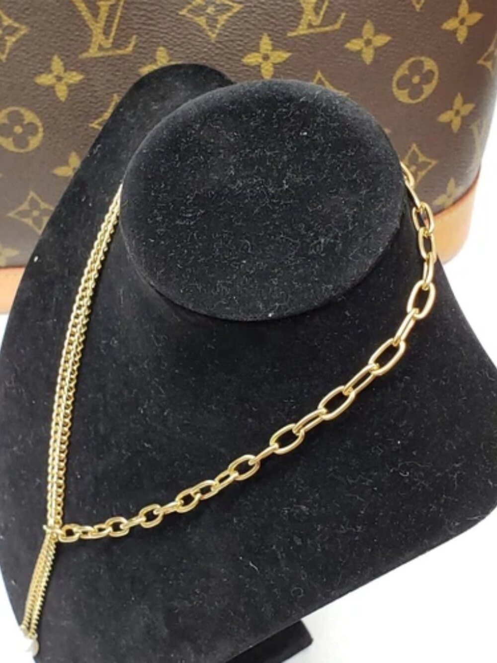Gold-Plated Necklace with Authentic Louis Vuitton Padlock - Picture 10 of 11