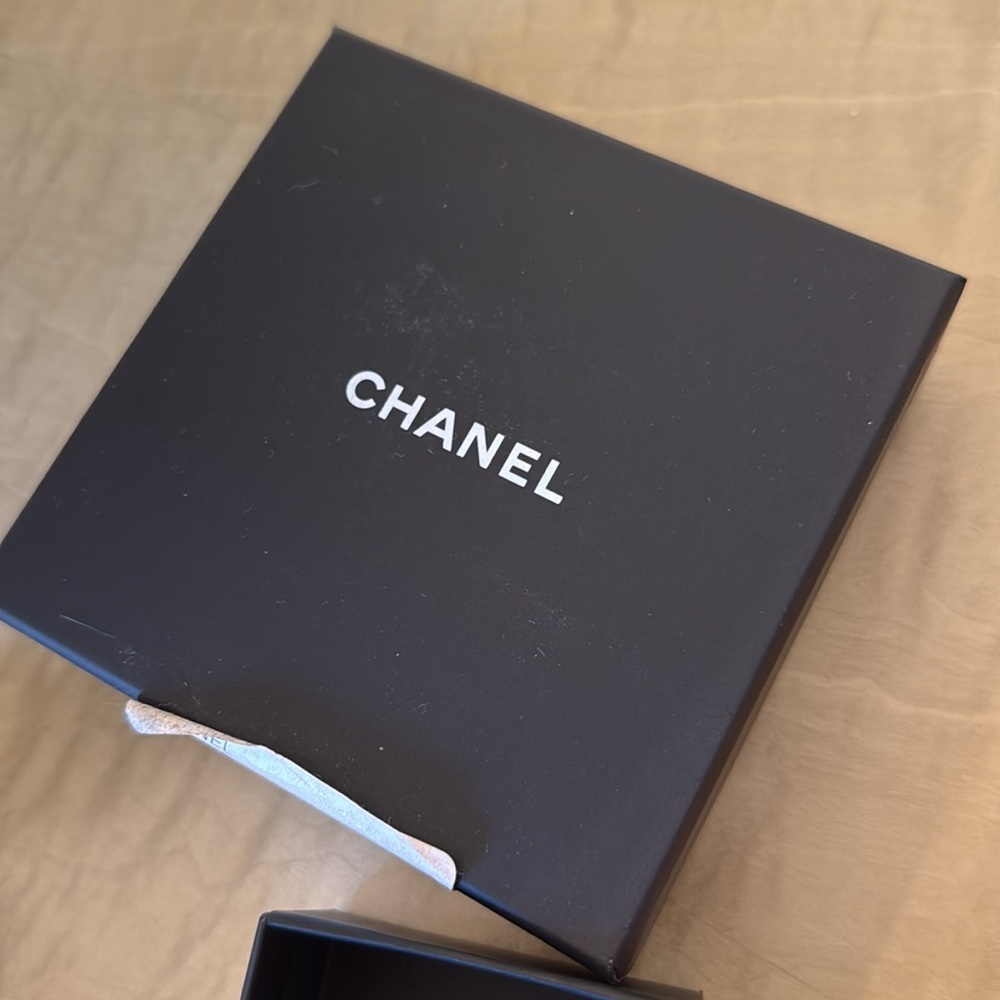 Chanel gold pearly white and crystal Chanel broach pin in excellent condition - Picture 4 of 5