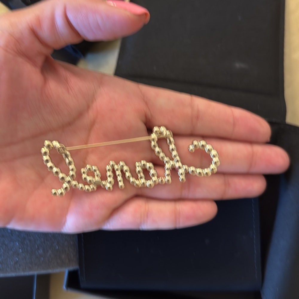 Chanel gold pearly white and crystal Chanel broach pin in excellent condition - Picture 5 of 5