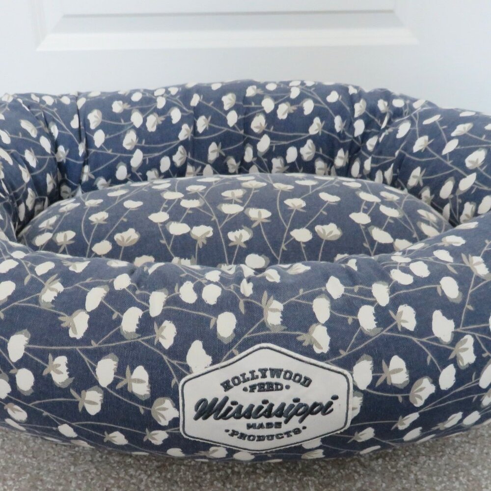 EUC Small Hollywood Feed Mississippi Made 25" x 20" Donut Dog Bed - Made in USA