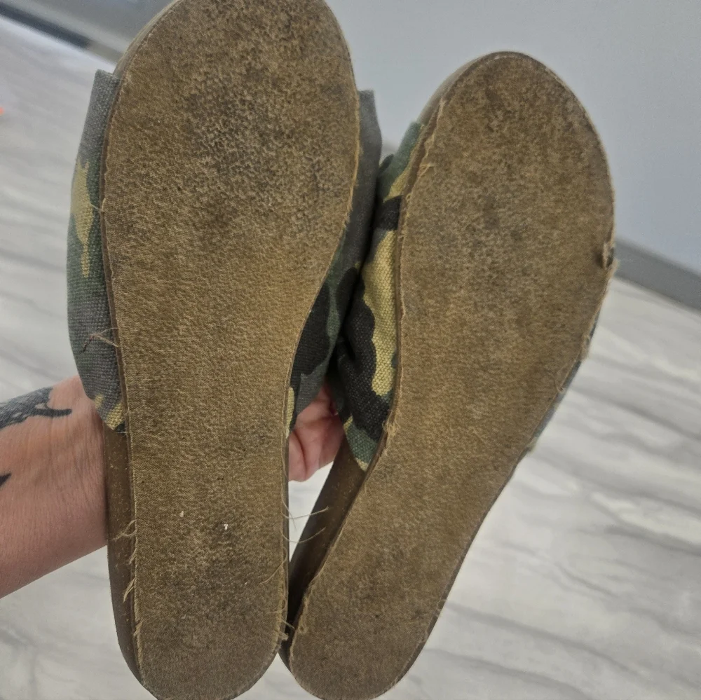 Blowfish Women's Green Camouflage Sandals - Picture 2 of 2