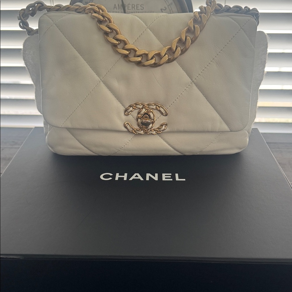 CHANEL 19 White Quilted Bag