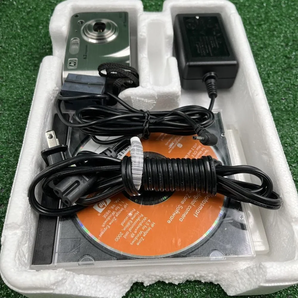 HP PhotoSmart R707 5.1MP Digital Camera With HP Instant Share For Parts - Picture 4 of 16