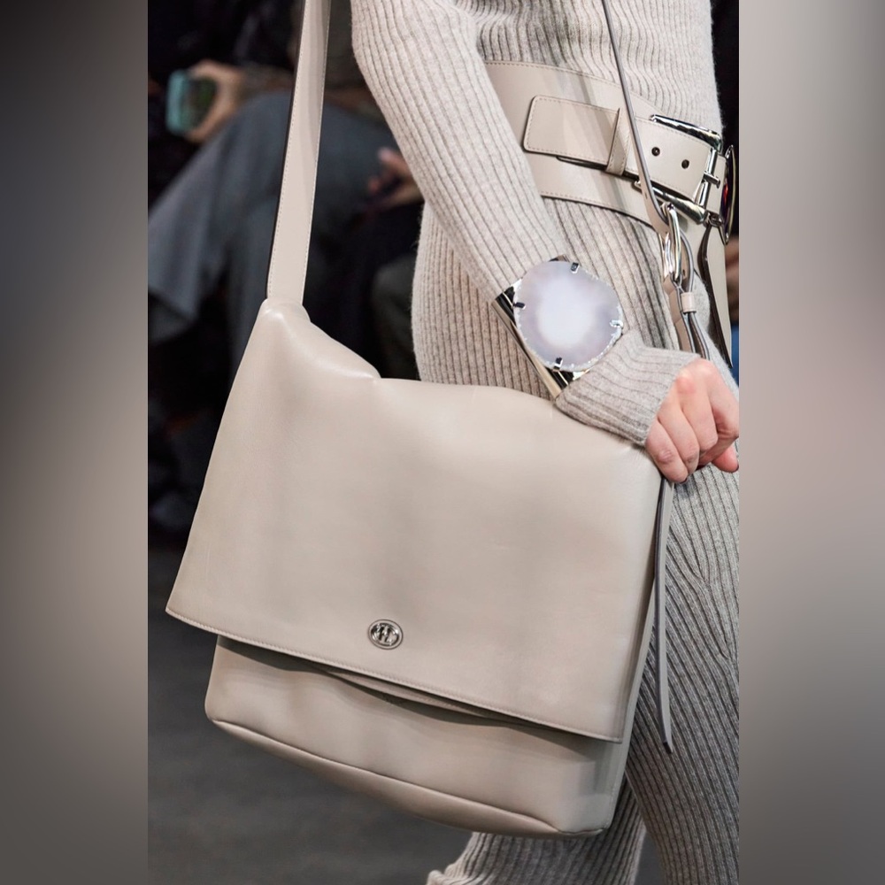 MICHAEL KORS COLLECTION
Gloria Medium Leather Messenger Bag