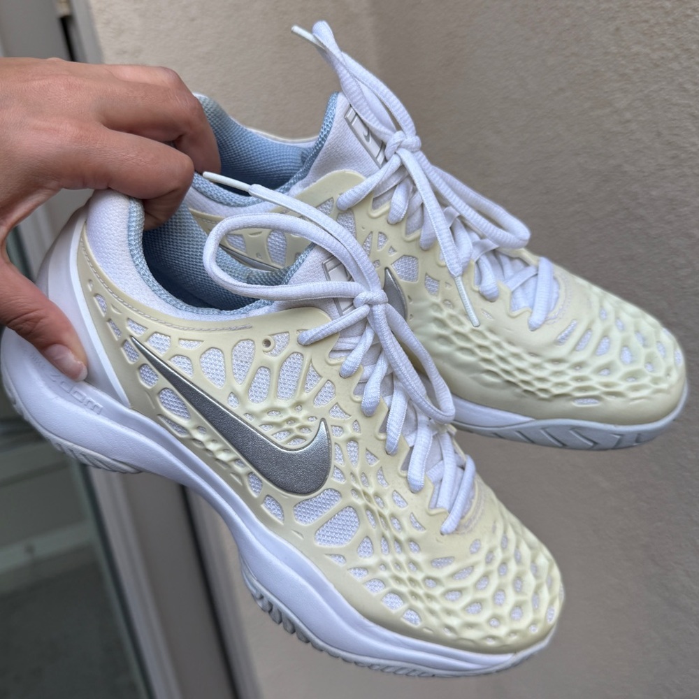 Butter yellow Nike Zoom tennis shoes (size 7.5)