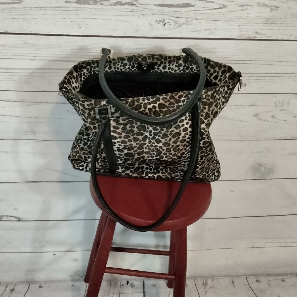 "No brand" woman's purse 