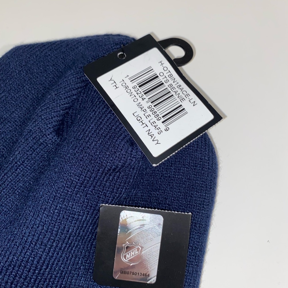 NWT Toronto Maple Leafs youth‎ hat - Picture 2 of 5